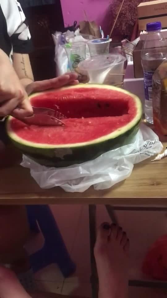 宿舍吃瓜伤感,揭秘青春宿舍的泪与笑