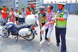 网红交警护送孩子上学,温暖守护孩子上学路