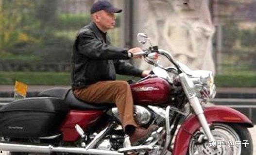 骑摩托男明星刘德华,华仔演绎速度与激情